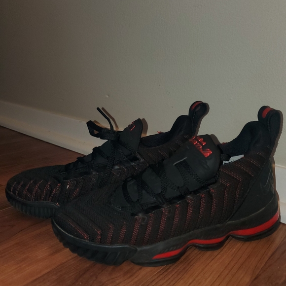 LeBron James Nike Basketball sneakers - Picture 2 of 6